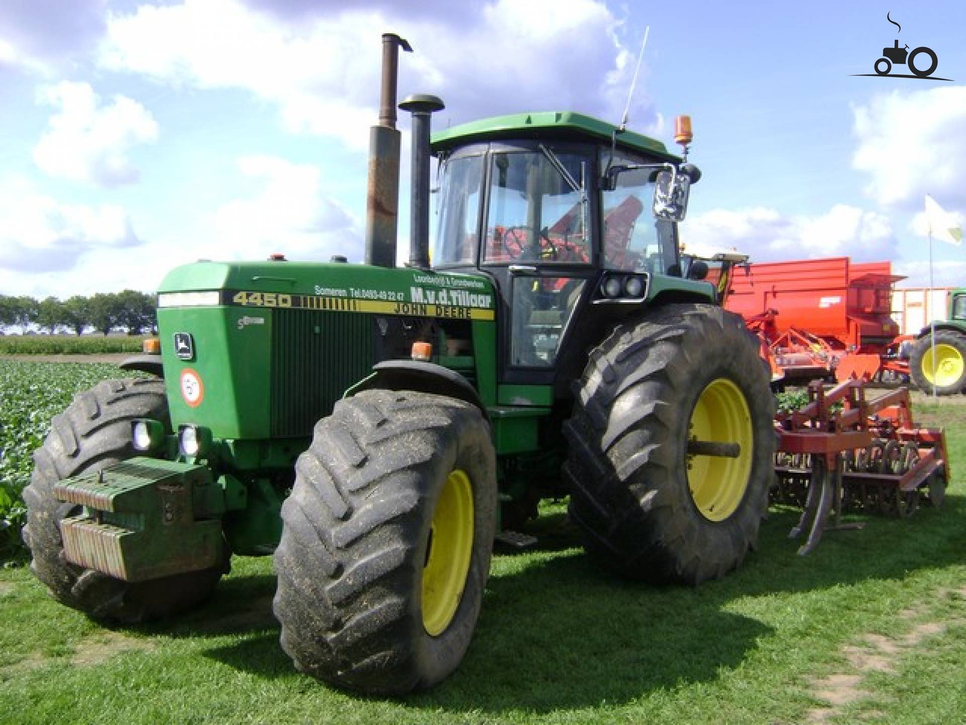 John Deere 4450 from casefahrer Busy with poseren.