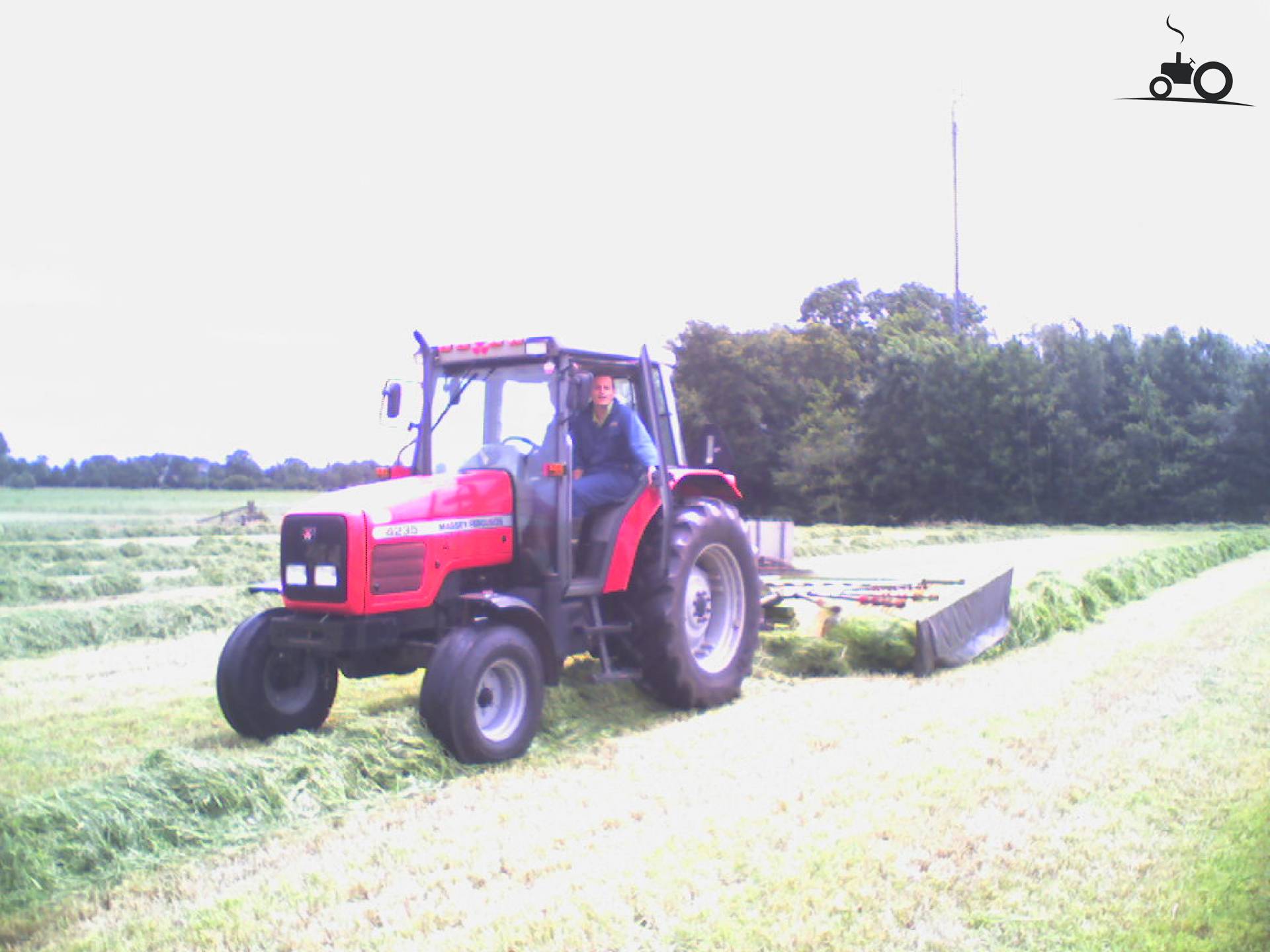 Massey Ferguson 4200 Serie van RooieRood Druk bezig met gras harken..
